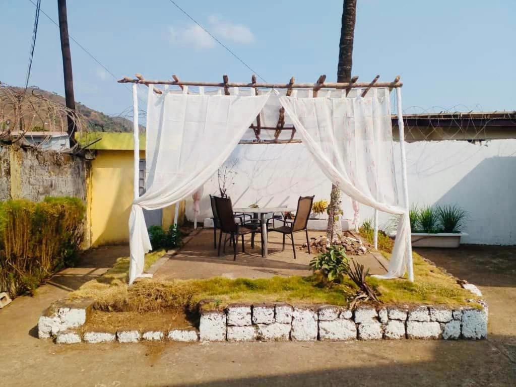 Zunox Guest House Freetown Dış mekan fotoğraf
