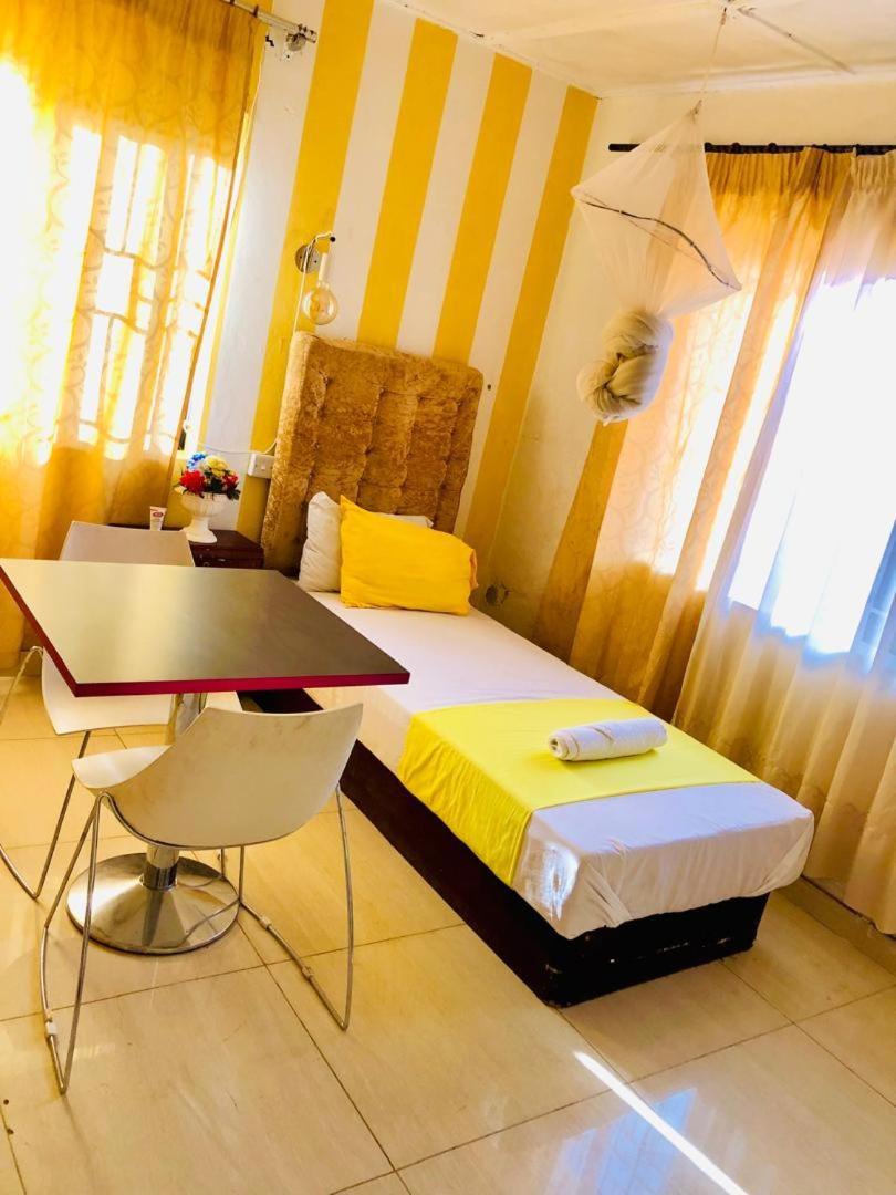 Zunox Guest House Freetown Dış mekan fotoğraf